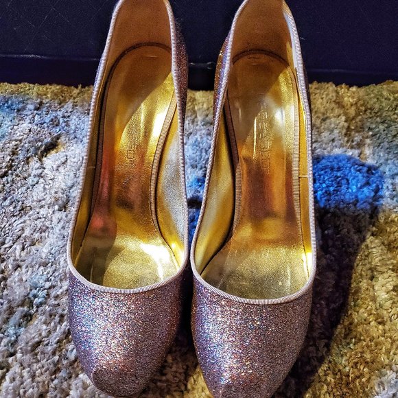 Dsquard2 Blush Sequin Pumps - Picture 2 of 6